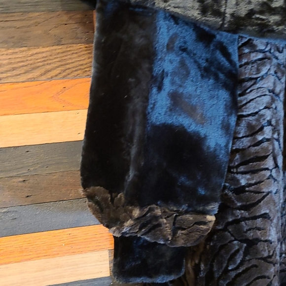 AMERICAN SIGNATURE FULL LENGHT FAUX FUELEGANT COAT - Picture 9 of 15
